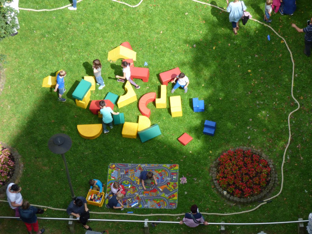 Kinder spielen auf Wiese